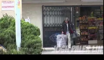 Le dio 100 dólares y lo siguió para ver cómo los gastaba (Video) 