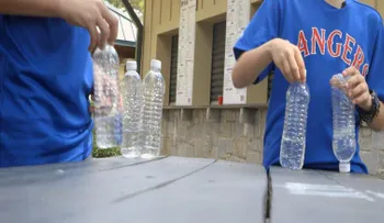 El reto de la botella: la moda que enloquece a los padres
