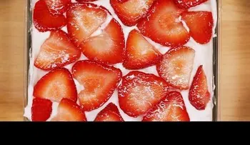 Una sabrosa tarta fría de fresa y galletas: solo un par de minutos y sin horno (VIDEO)