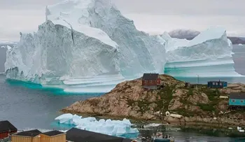Un iceberg tan alto como el Big Ben amenaza un pueblo en Groenlandia