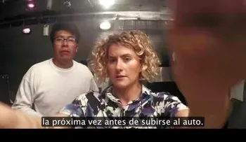 El pensaba que estaba solo en el baño del bar. Pero vio algo que no so pudo imaginar