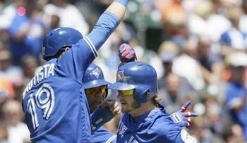 Donaldson pega triple y jonrón en triunfo de Azulejos; Bautista de 4-2