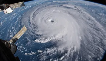 El huracán Florence se debilita y baja a categoría dos