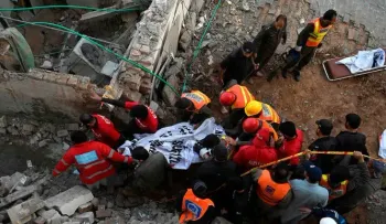 Suben a 59 los muertos en ataque contra la Policía en mezquita en Pakistán