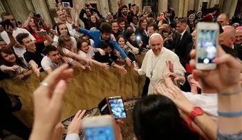 Papa pide a los jóvenes encabezar el futuro de la Iglesia 