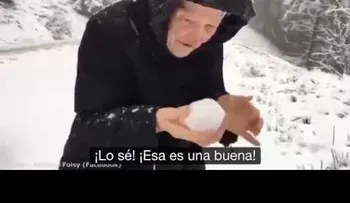 Esta mamá de 101 años le pide a su hijo que detenga el auto y cuando ella se baja...