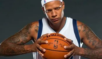 Villanueva  y Mavs oficializan su pacto laboral 