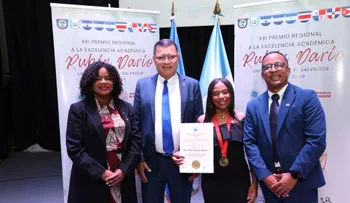 ESTUDIANTE DE LA UASD-CENTRO NAGUA PONE EN ALTO A RD Y GANA PREMIO A LA EXCELENCIA EN EL SALVADOR