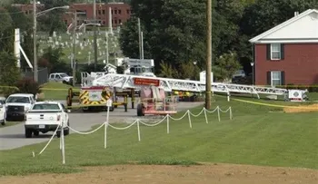 Dos bomberos se electrocutan con reto del "cubo de agua"