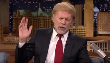 Bruce Willis usa el pelo 'a la Trump' para entrevista con Jimmy Fallon
