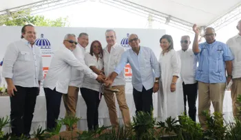 Presidente Abinader deja iniciada reconstrucción entrada a Samaná e inaugura puente y Liceo construidos por el MOPC