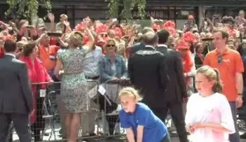 Video: Se desata un escándalo en Holanda, por video donde Alcalde toca trasero a la reina