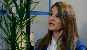 Melinda Gates habla con Xavier Serbiá