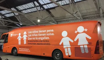 Polémica en España por un autobús con un mensaje contra la transexualidad infantil