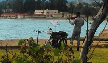 En vez de un arma, el policía sacó un violín y empezó a tocar