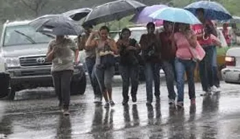 Aguaceros y calor, por onda tropical unida a efectos de una vaguada