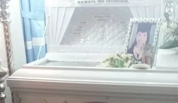 Este niño se le muere su mamá y no se despegó ni un instante del ataud