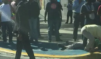 Ingresan en Plaza de la Salud, hombre que le cayó una valla en plaza comercial de la Tiradentes