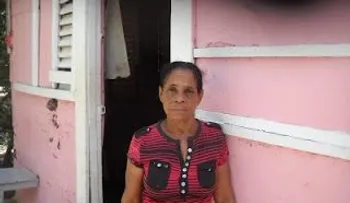 Mujer denuncia Policía de La Vega mantiene en solitaria un hijo suyo