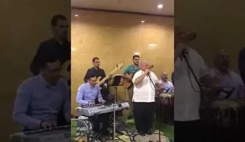 El doctor Fadul tirando pasos en merengue