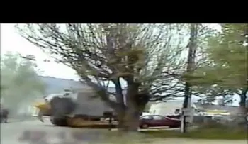 El increíble caso del mecánico que se llevó por delante su ciudad (VIDEO)