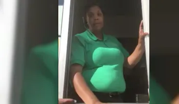 Una mujer latina fue victima de un maltrato en un restaurante de comida rápida 