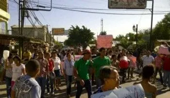 Estudiantes exigen terminación de liceo en Azua