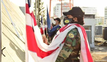 Mujeres militares comandan tradicional izada de bandera en el MIDE