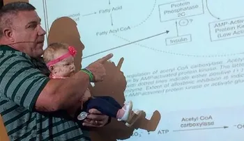 Profesor carga un bebé y se gana el respeto de los estudiantes