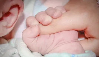  El increíble nacimiento de un bebé con el DIU de su mamá en la mano