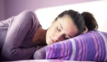¿Por qué no deberías dormir con el cabello mojado?