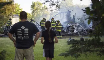 Activó fuegos artificiales cuando trataba de matar avispas y destruyó el garaje de su casa