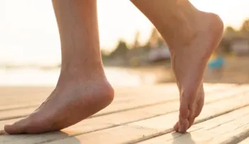 El exceso de calor y la humedad causan aparición de hongos en los pies, avisan los podólogos