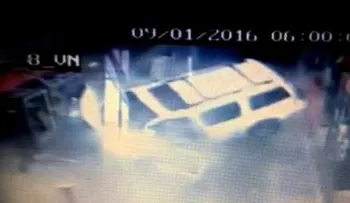VIDEO muestra impacto de yipeta conducida por hermano de pelotero contra la caseta de peaje