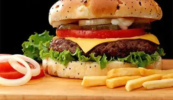Estos alimentos producen cáncer: tomates enlatados, gaseosas, papas fritas, carne roja, azúcar refinada y salmón
