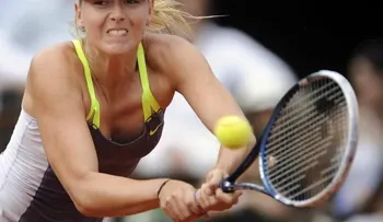 Sharapova tumba a Azarenka y espera rival en la final