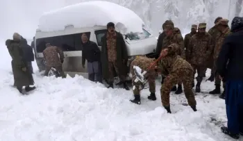 Al menos 16 turistas varados mueren en sus vehículos por nevada en Pakistán
