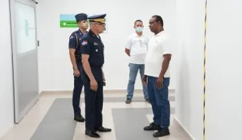 Director de la Policía visita a teniente retirado herido al frustrar asalto en Villa Juana
