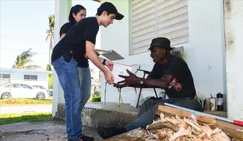 Adolescente entrega cientos de lámparas solares a puertorriqueños sin electricidad