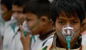 La contaminación ahoga a Nueva Delhi y la obliga a parar a millones de coches