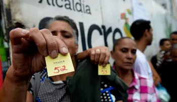 Comprar pasta, harina y leche se puede llevar la paga de un mes en Venezuela