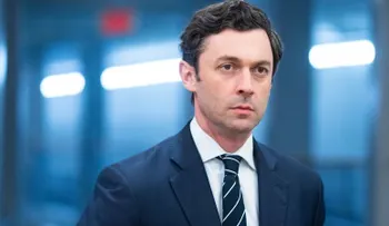 Ossoff menciona a Natalie Harp en mitin y provoca controversia