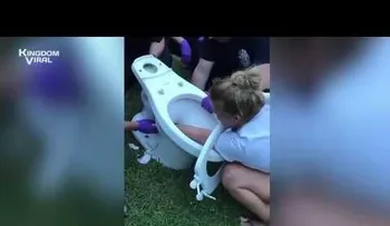 Una mujer se queda con la mano atascada en un retrete