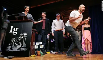 La ley de la micción, huevos 'deshervidos' y pollos dinosaurios ganan premios Ig Nobel