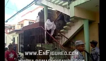 Hombre sorprende su mujer con otro en plena casa