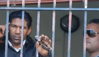 Omega a la reja otra vez