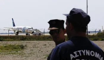 Concluye sin heridos secuestro de avión EgyptAir; se entrega su raptor