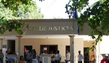 Imponen prisión contra dos fiscales acusados de recibir sobornos