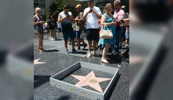 Artista construye un muro alrededor de la estrella de Donald Trump en el Paseo de la Fama en Hollywood