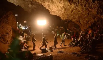 Socorristas tratan de rescatar a 12 niños de un equipo de fútbol atrapados hace tres días en una cueva inundada de Tailandia